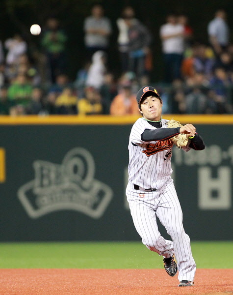 신본기 수비모습